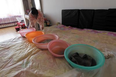 贵德楼上漏水，住户失联，小区没物管，业主维权难！律师来支招……